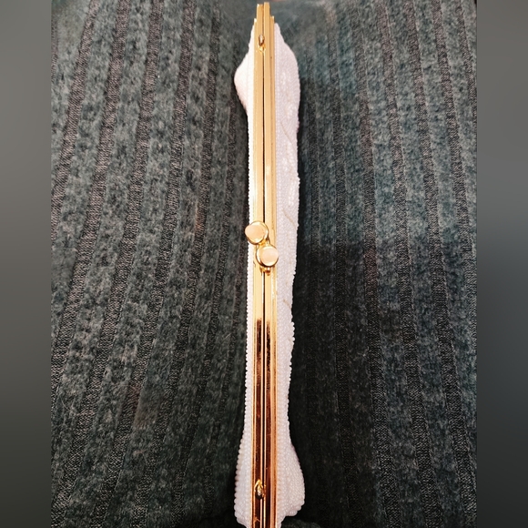 Vintage Saks Fifth Ave Mother of Pearl Beaded Twist Lock Lined Ivory Clutch - Picture 5 of 9